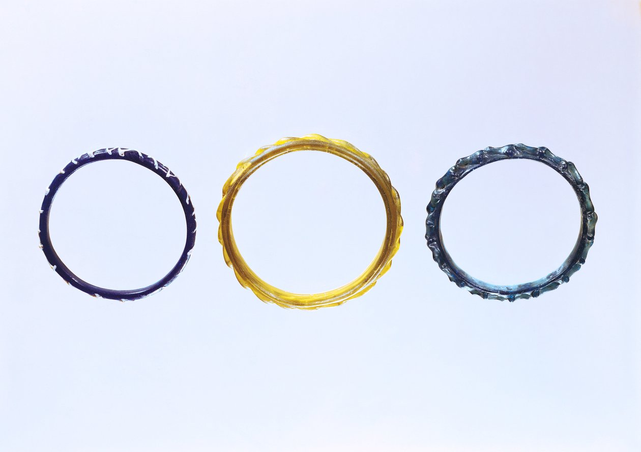 Tre armbånd, fra Mathay-Mandeure, 2.-1. århundrede f.Kr. (glas og emalje) af Protohistoric