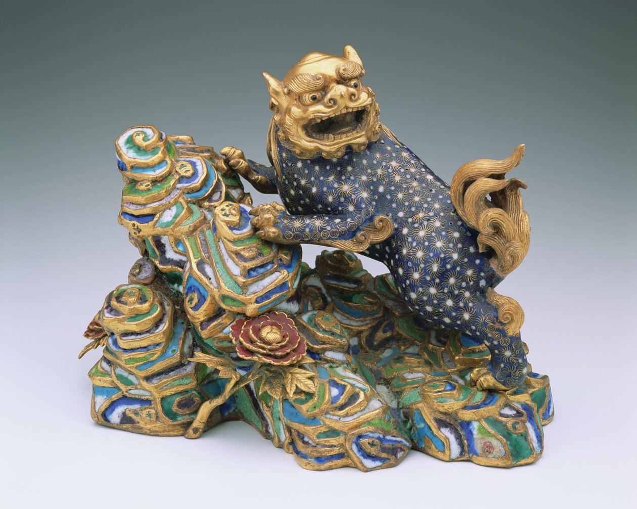 En figur af en løve på klippeværk (cloisonne-emalje) af Qing Dynasty Chinese School