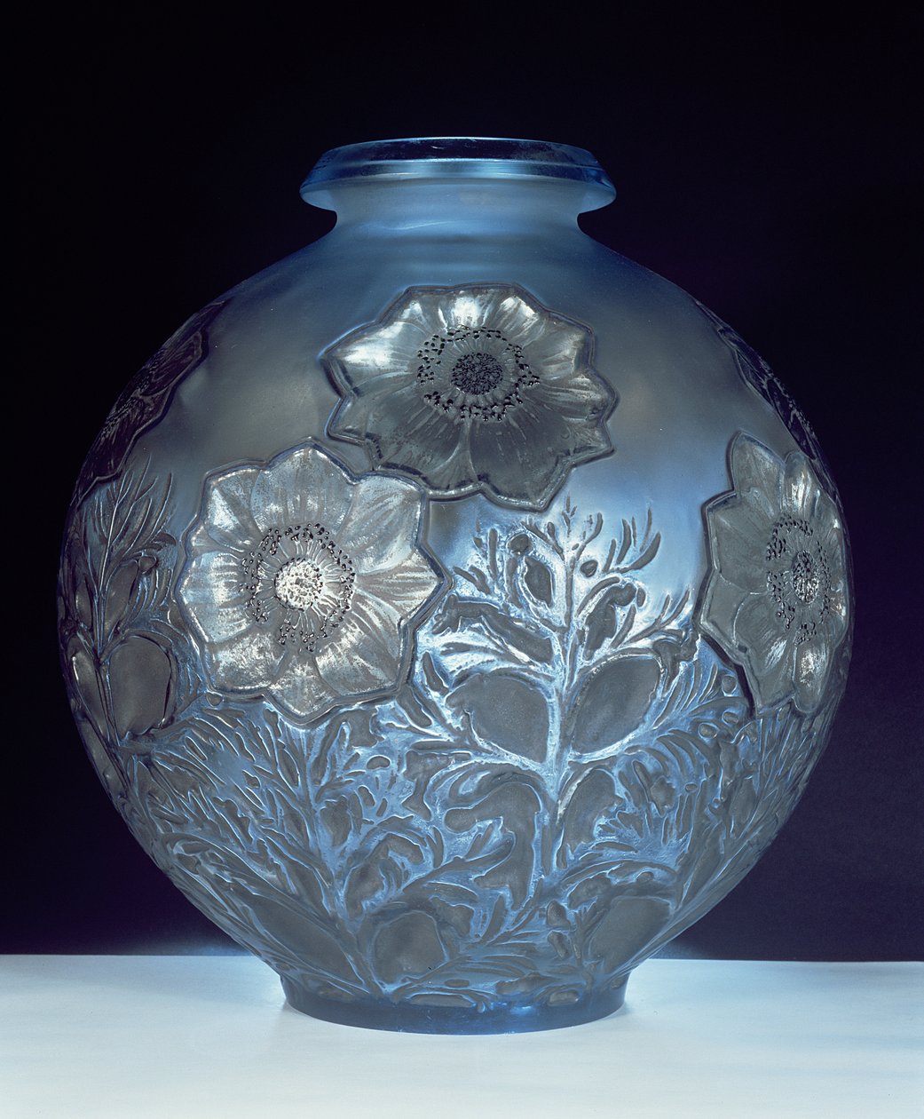 Anemoner vase, 1913 (lyseblåt og matteret glas) af Rene Jules Lalique