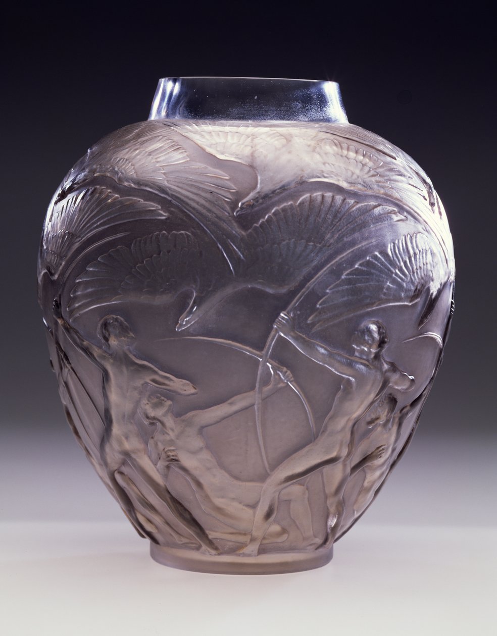Archers Vase, 1921 (røggrå patina på formblæst glas) af Rene Jules Lalique