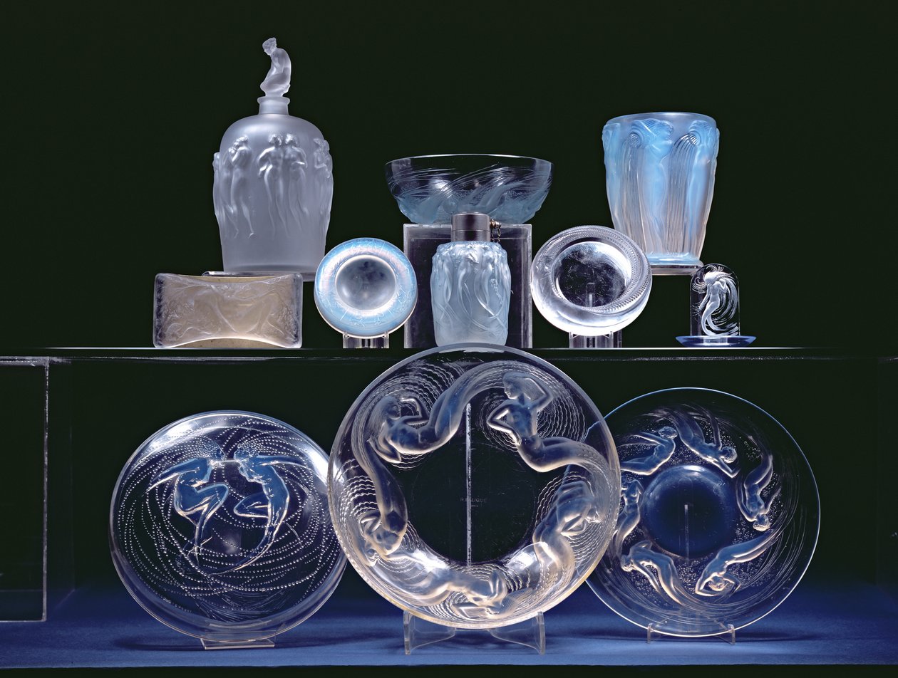 Udvalg af flasker, tallerkener og glas (glas) af Rene Jules Lalique