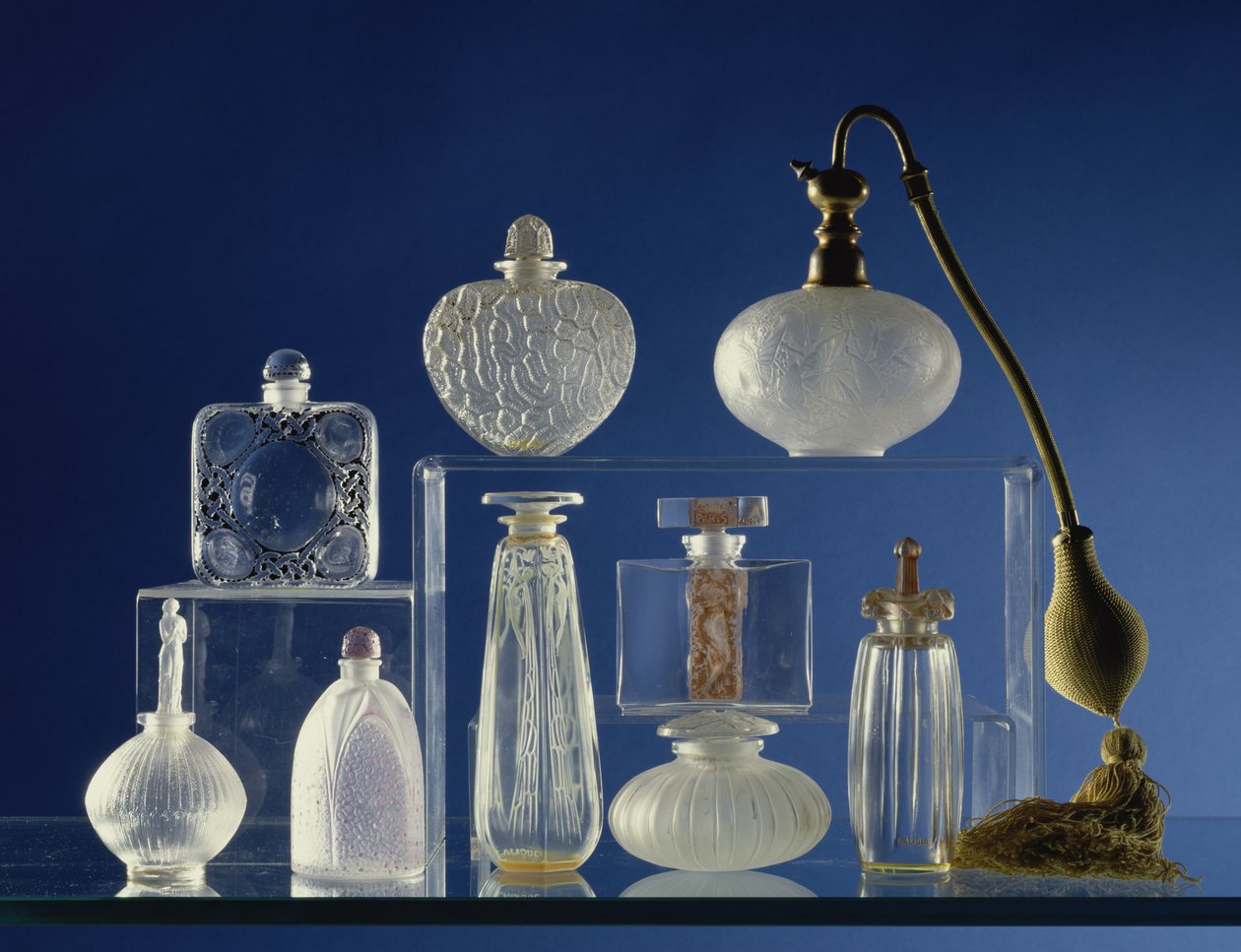 Udvalg af duftflasker (glas) af Rene Jules Lalique
