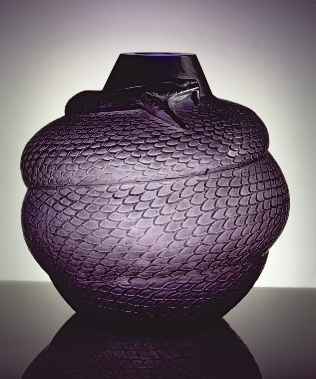 Serpent Vase, 1924 (formblæst lilla glas) af Rene Jules Lalique
