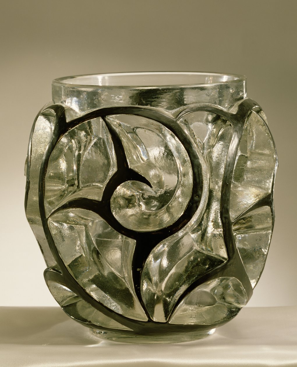 Whirpools Vase, 1926 (pressstøbt sort emalje på klart glas) af Rene Jules Lalique