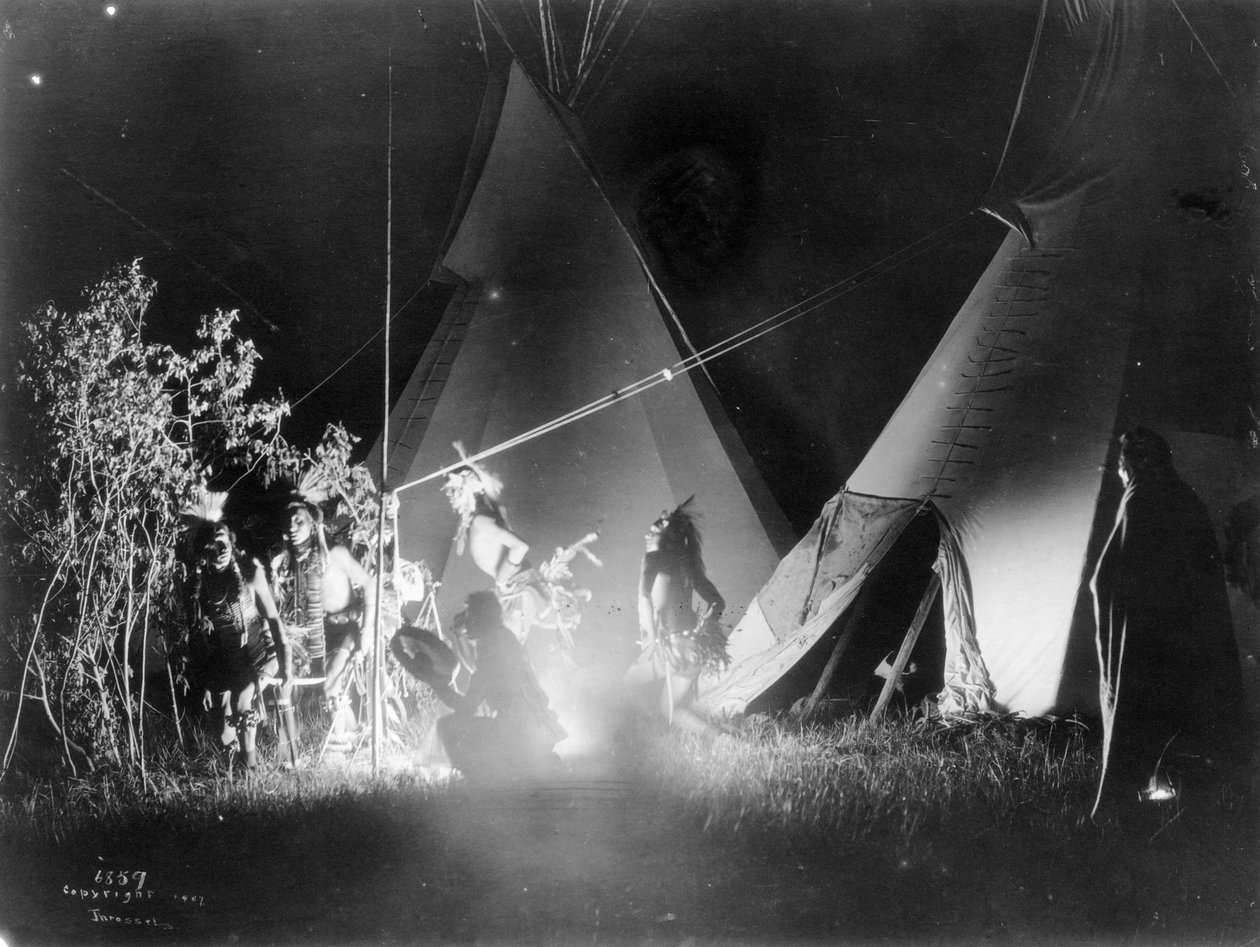 Dans i ilden, 1907 af Richard Throssel