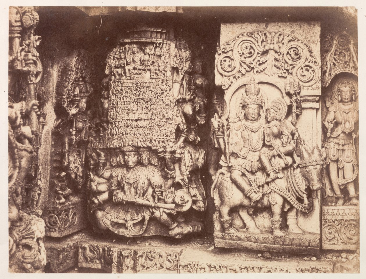 Hoysaleswara Temple Sculpture, Halebid, 1856-1857. af Richard Banner Oakeley