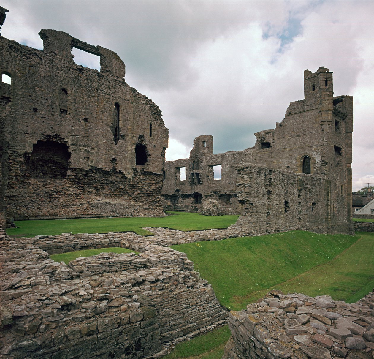 Middleham Castle, 1100-tallet af Robert Fitzrandolph