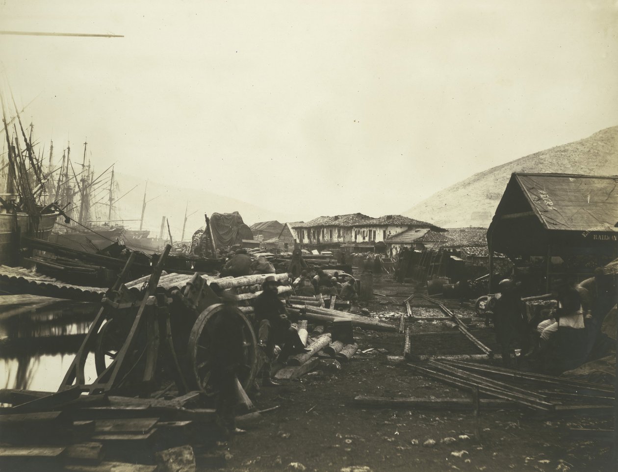 Landingssted, Jernbanebutikker, Balaklava, 1855. af Roger Fenton