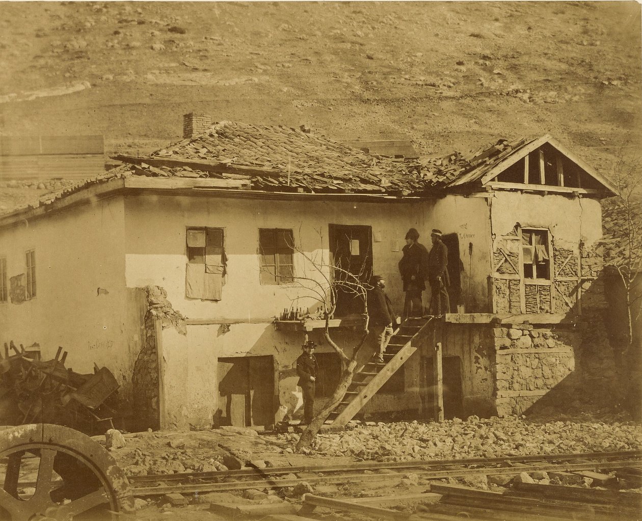 Det gamle posthus, Balaklava. af Roger Fenton