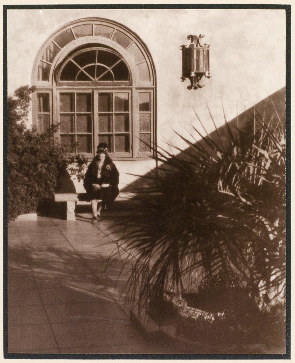 Florence in Patio (carbro print) af Roland Ernest Schneider