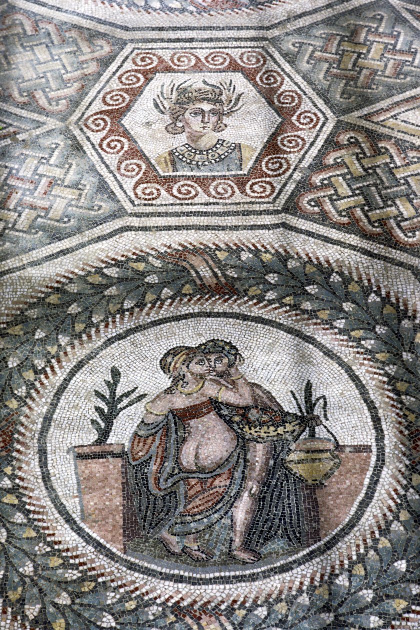 Et par, der omfavner i en rundel (mosaik) af Roman