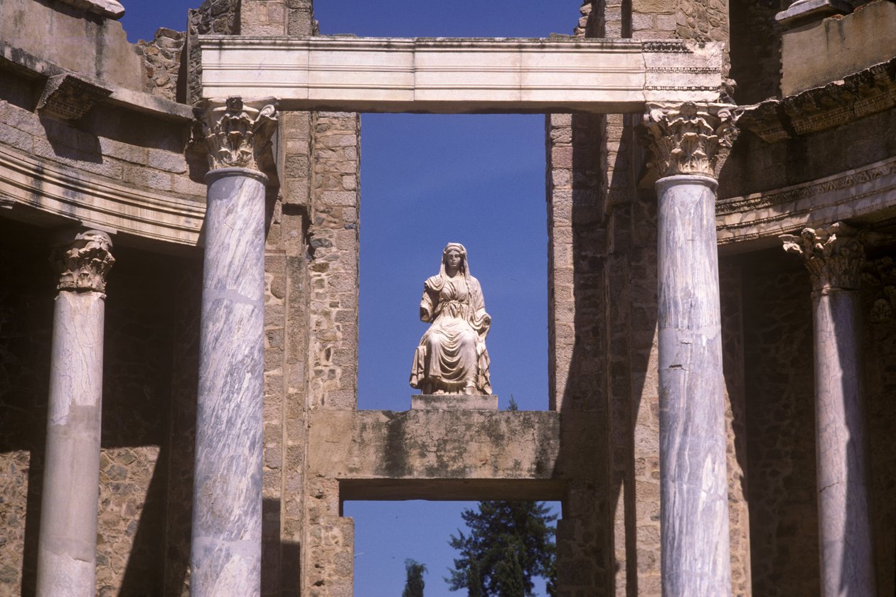 En statue på en overligger af Roman