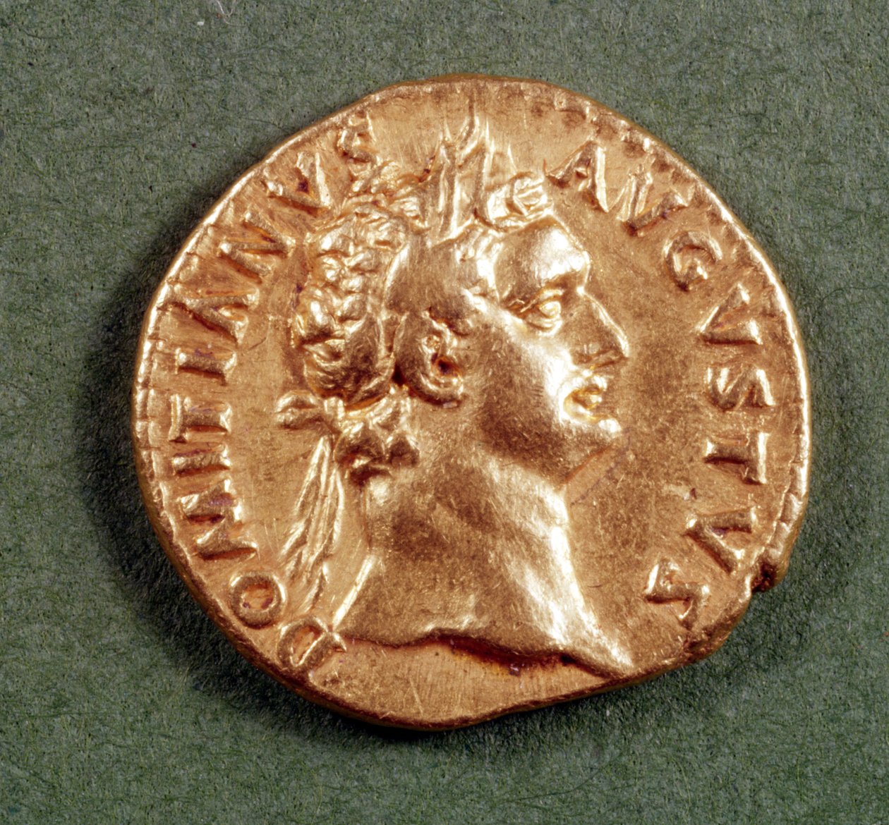 Aureus (forsiden) af Domitian (81-96 e.Kr.) iført en laurbærkrans. Indskrift: DOMITIANVS AVGVVSTVS (guld) af Roman