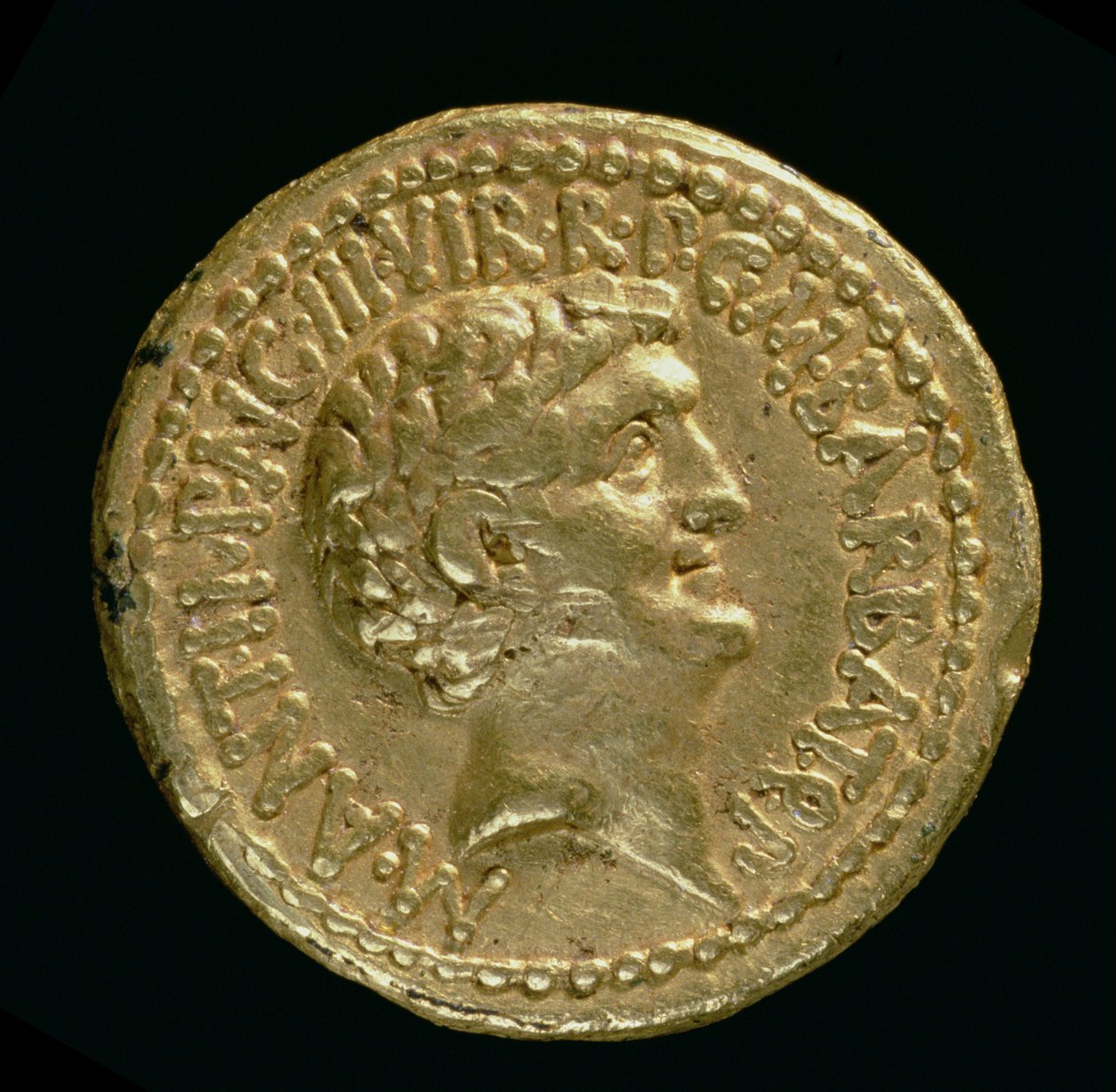 Aureus (forside) med det bare hoved af Marcus Antonius (8281 f.Kr.-30 f.Kr.) (guld) Inskription: M ANT IMP AVG III VIR R P C M BARBAT Q P (til bagside 119140) af Roman