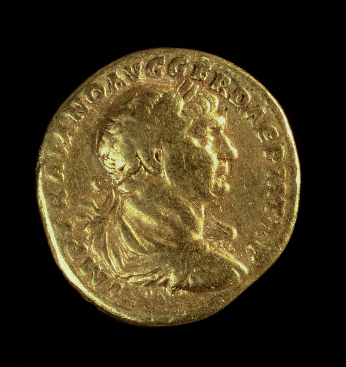 Aureus (forside) med den draperede buste af Trajan (AD 98-AD 117) iført en laurbærkrans (guld) Indskrift: IMP TRAIANO AVG GER DAC P M TR P (for bagside se 119145) af Roman