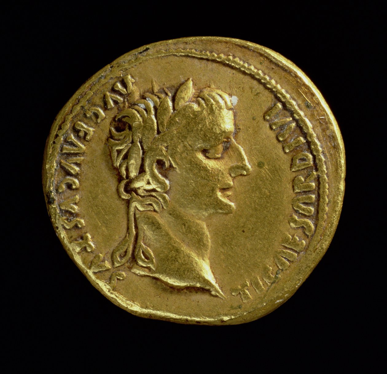 Aureus (forside) med hovedet af Tiberius (14-37 e.Kr.) iført en laurbærkrans. Indskrift: TI CAESAR DIVI AVG F AVGVSTVS (guld) (for bagside se 119138) af Roman