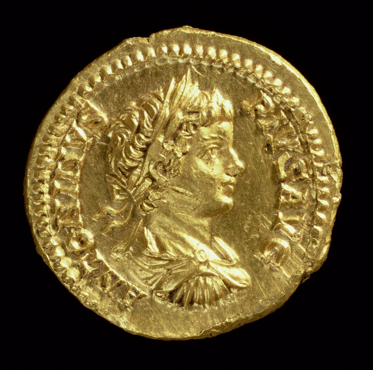 Aureus (forside) med hovedet af en Caracalla (AD 196-217) draperet, cuirassed, iført en laurbærkrans. Beskrivelse: ANTONINVS PIVS AVG (guld) (for bagside se 119136) af Roman