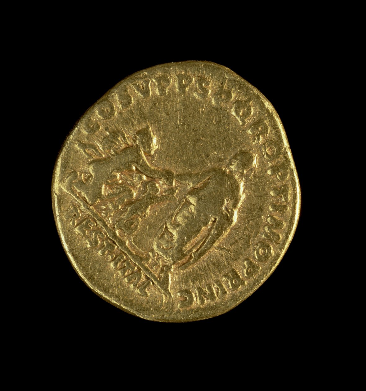 Aureus (omvendt) præget af Trajan, der forestiller kejseren stående til venstre og strækker sin højre hånd til Italia knælende højre (guld) Inskription: COS V P P S P Q R OPTIMO PRINC REST ITAL (for forside se 11) af Roman