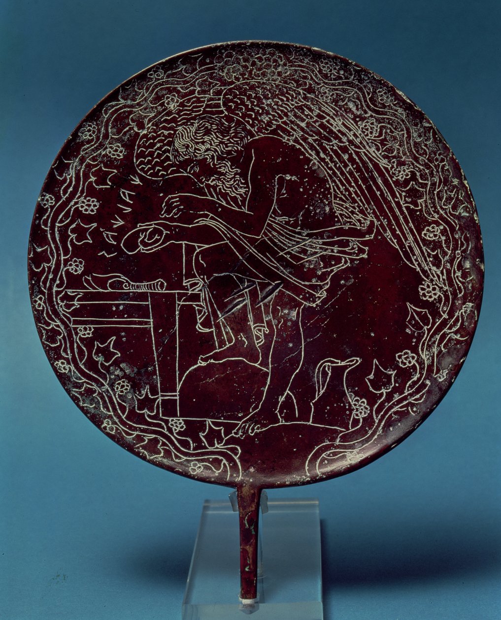 Bagsiden af et bronzespejl dekoreret med en scene, der viser en gammel mand, der undersøger leveren af et dyr, bærer navnet Chalenas (græsk spåmand) af Roman