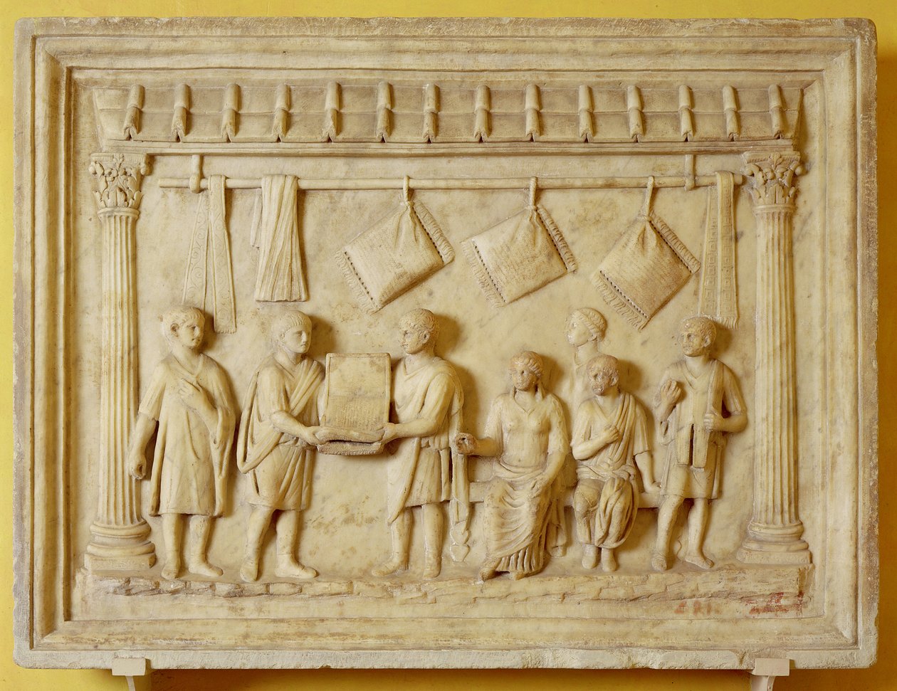Butik med puder og bløde møbler i Italien i augustperioden (marmor) af Roman