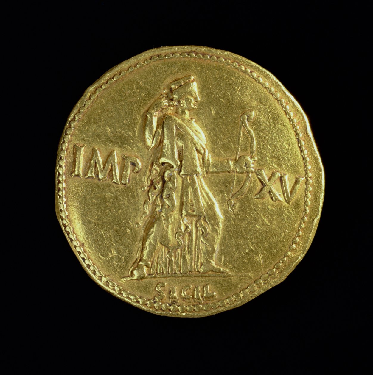Guldmultipel (omvendt) af kejser Augustus (31 f.Kr.-14 e.Kr.) forestillende gudinden Diana. Indskrift: IMP XV til venstre og højre for Diana, under SICIL (for forsiden se 85232) af Roman