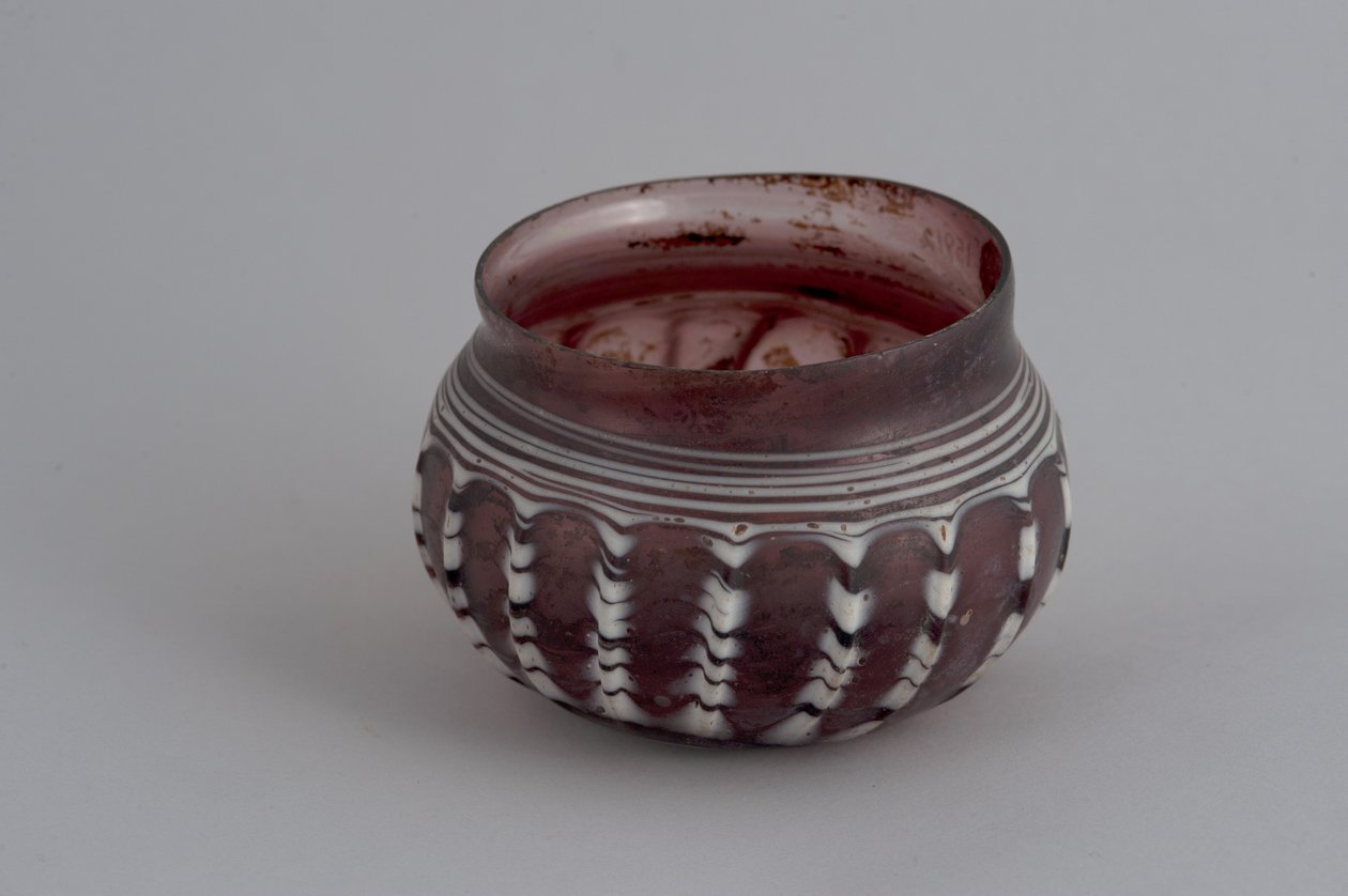 Rillet bæger (glas) af Roman