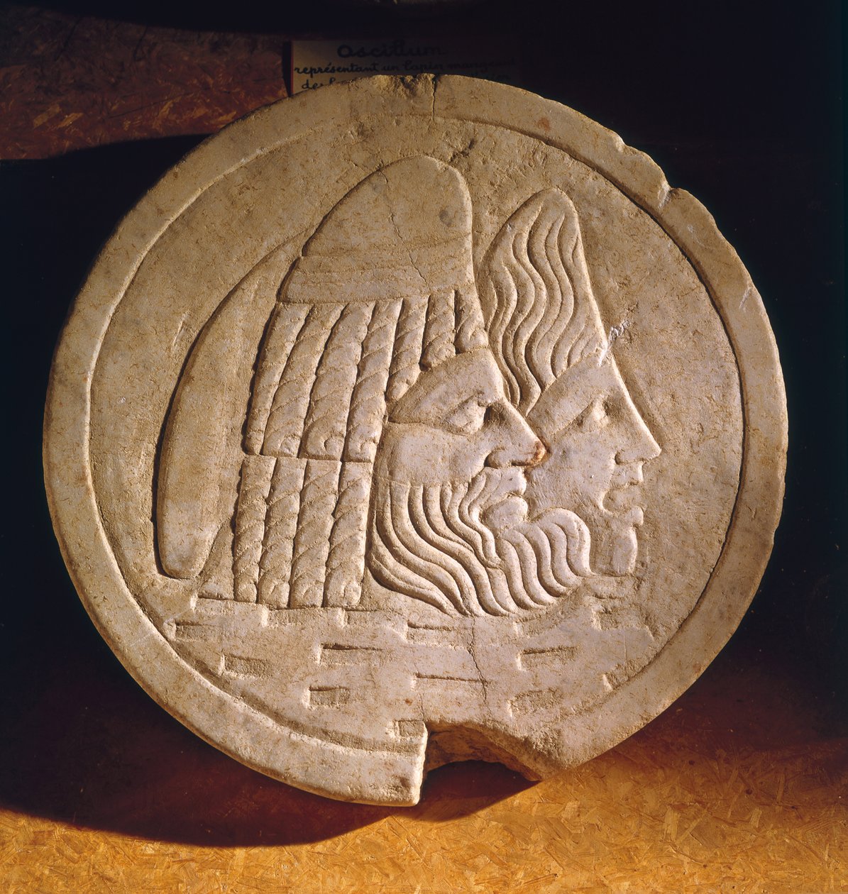 Oscillum forestillende teatralske masker af Roman