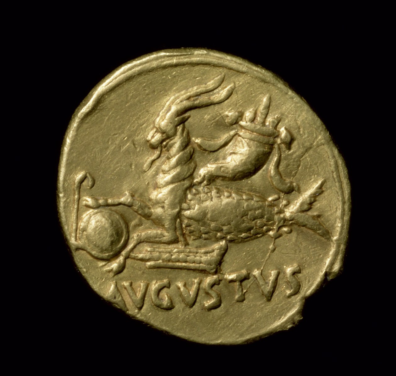 Bagsiden af en aureus-mønt forestillende en ged med fiskehale og navnet Augustus, ca. 18-16 f.Kr. (guld) af Roman