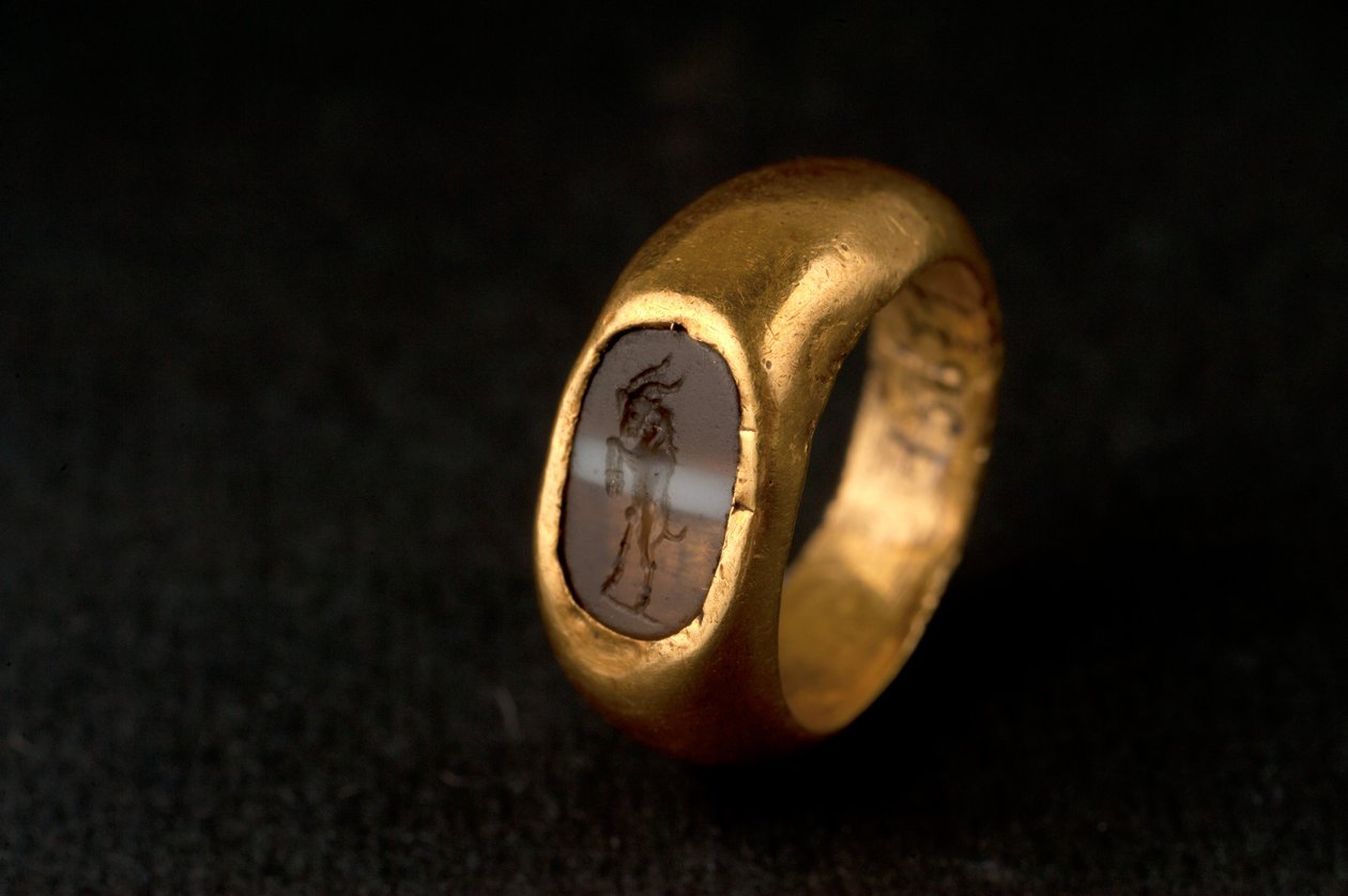 Ring (guld, kalcedon og agat) af Roman