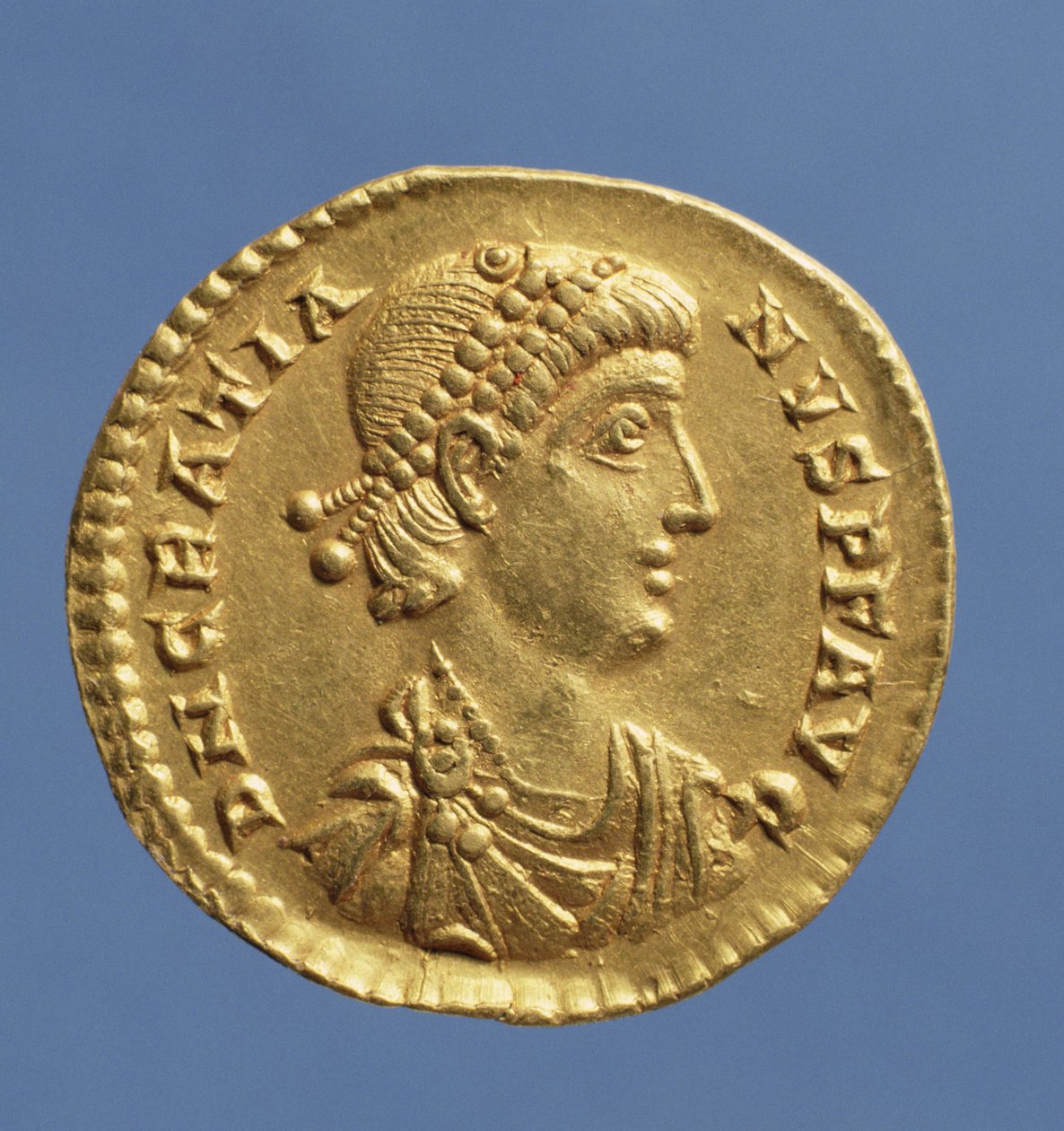 Solidus (forsiden) af Gratian (375-383) draperet, kyrasseret og iført diadem. (guld) Indskrift: D N GRATIANVS P F AVG af Roman