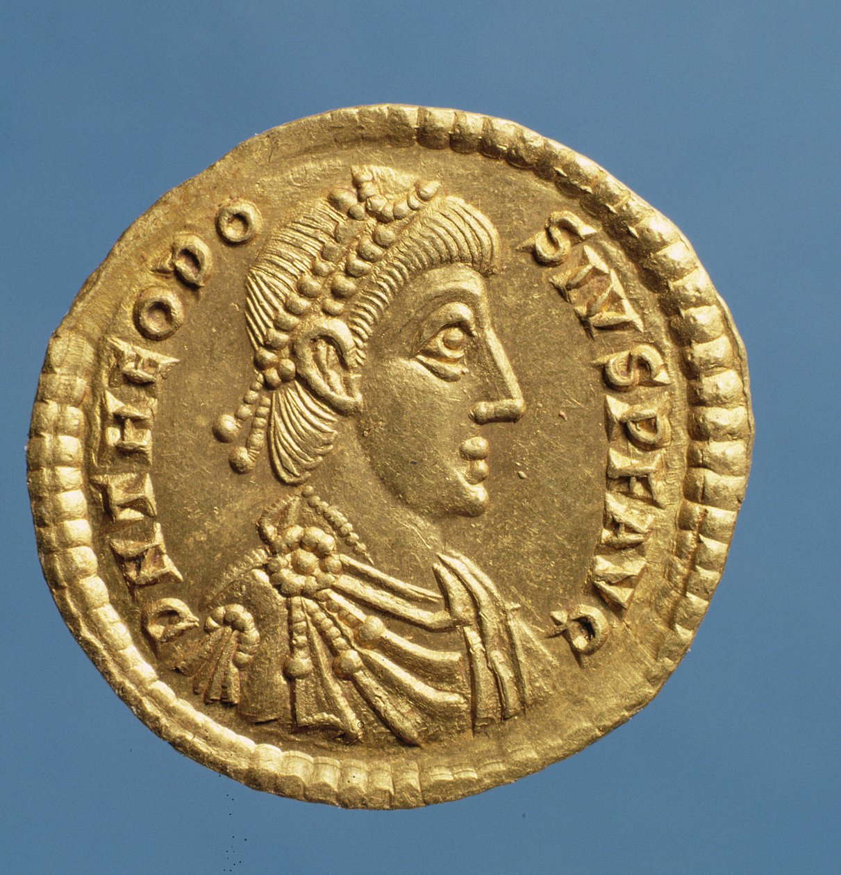 Solidus (forside) af Theodosius I den Store (379-395) draperet, kurasset iført et diadem. Indskrift: D N THEODOSIVS P F AVG (guld) af Roman
