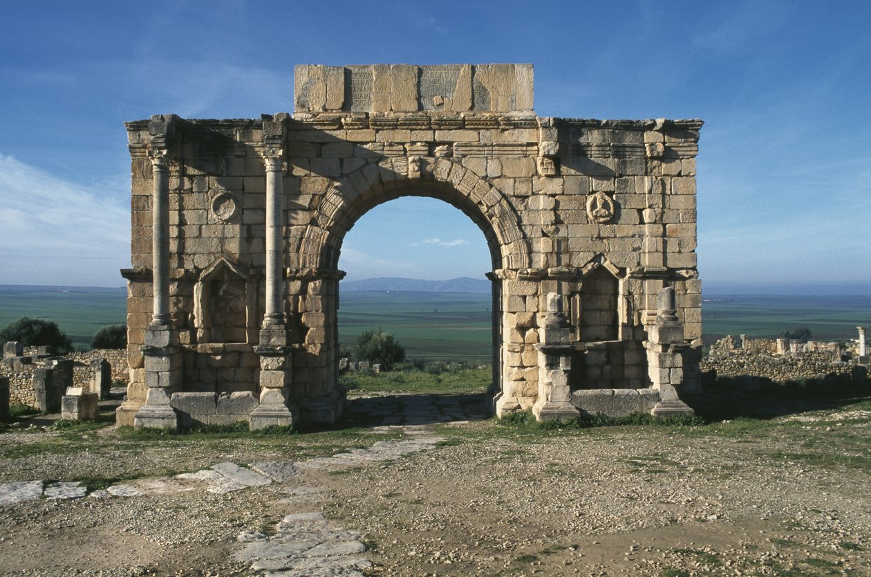 Triumfbue bygget til ære for kejser Caracalla, på Decumanus Maximus, AD 217 af Roman