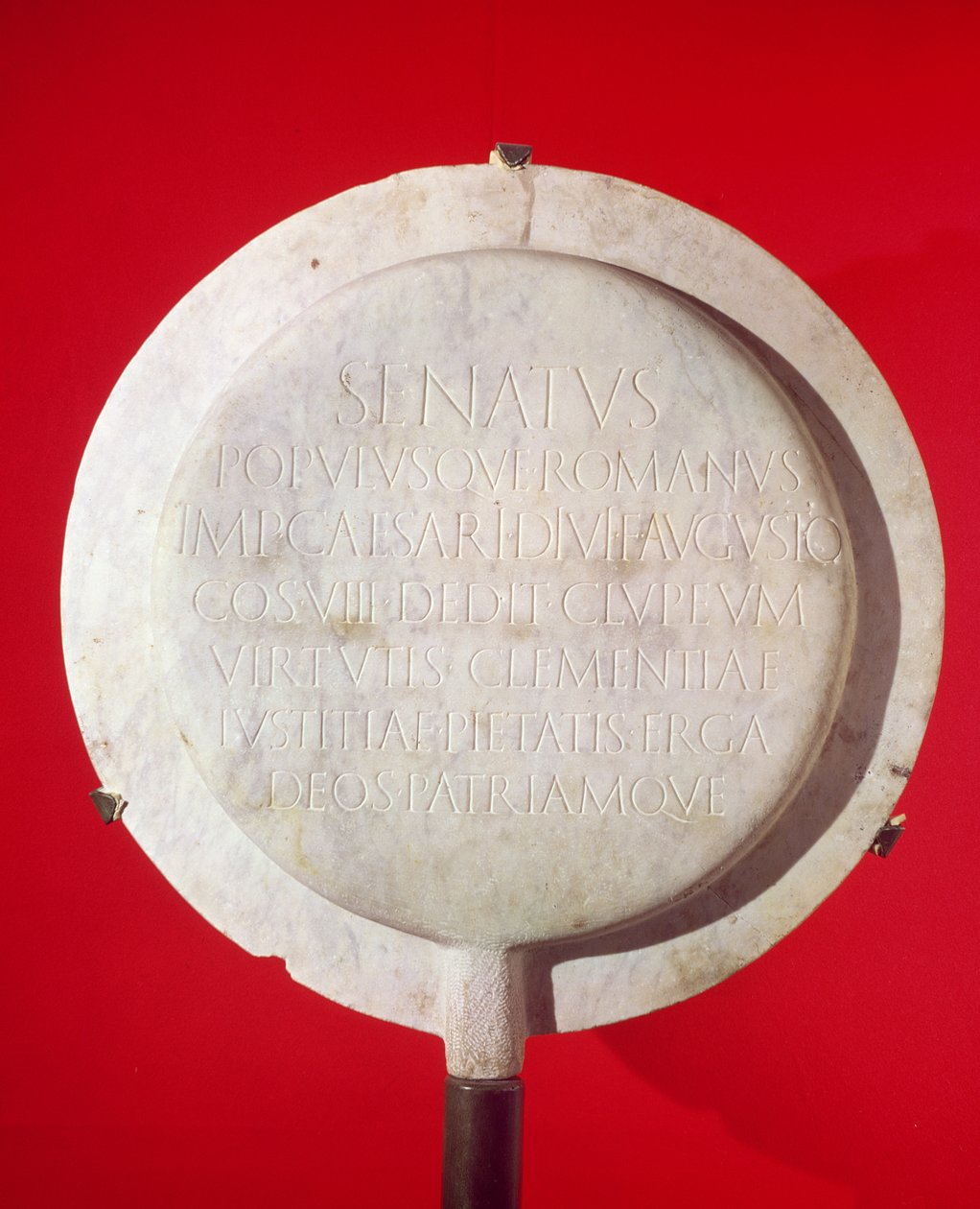 Votivskjold til ære for Augustus (63-14 f.Kr.) 26 f.Kr. (marmor) af Roman