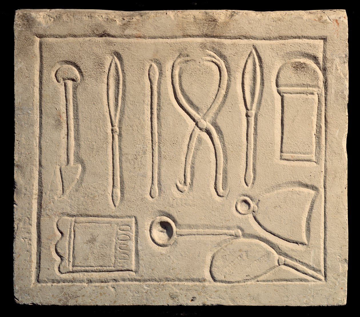 Kirurgiske instrumenter (relief af Roman