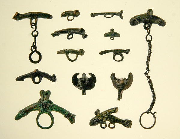 Phalloi amuletter (bronze) af Roman Roman