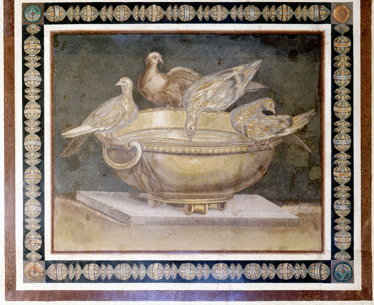 Romersk mosaik, der forestiller 4 duer. af Roman Roman