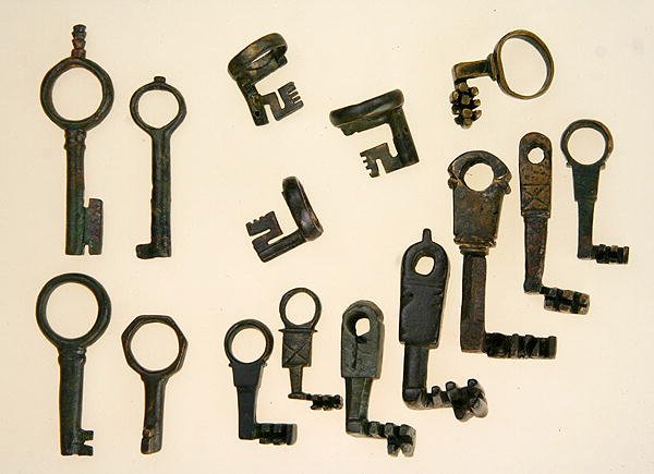 Valg af nøgler (bronze) af Roman Roman