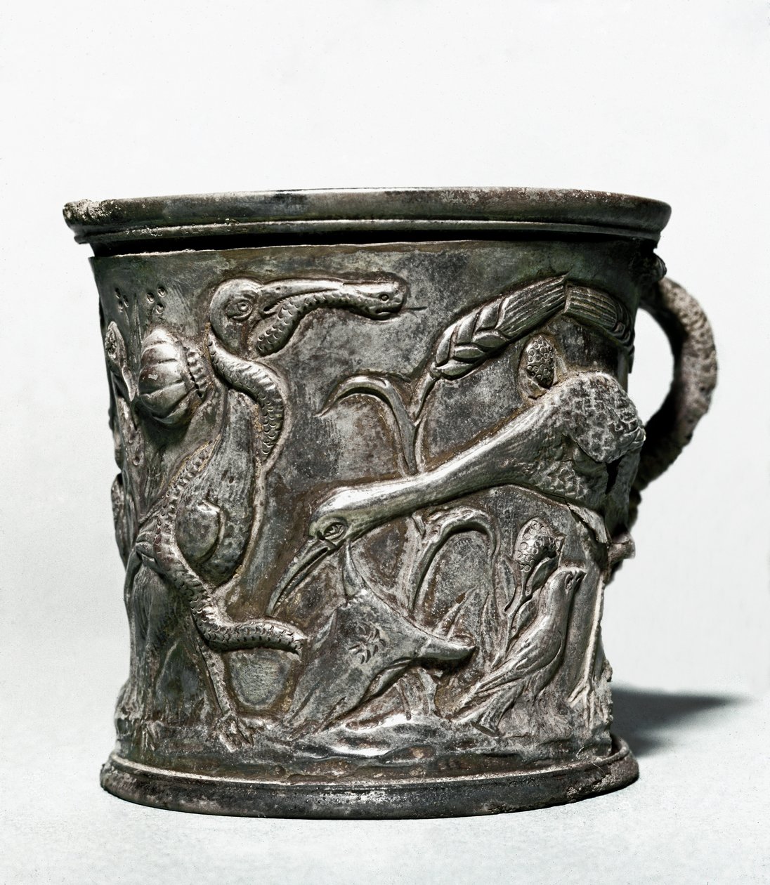 Sølvbæger med fugle og hvede af Roman Roman