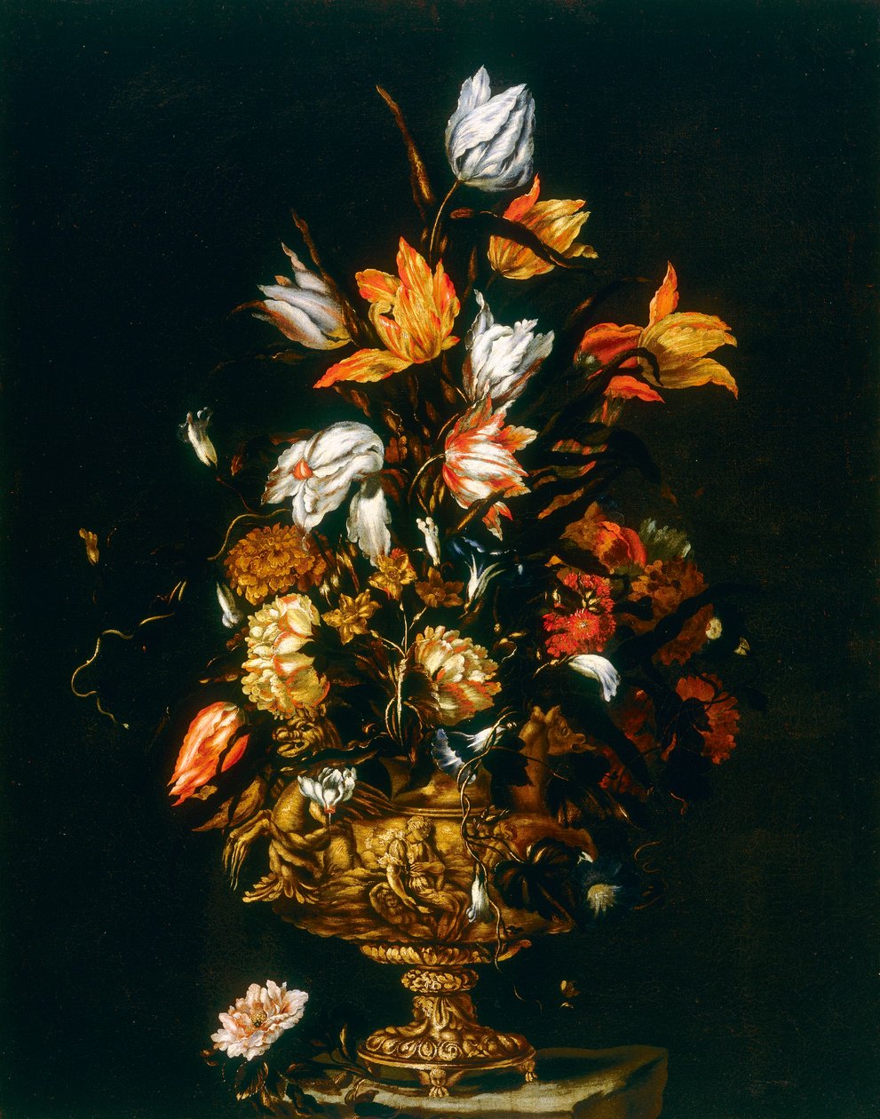 Metalvase med prægede blomster af Roman School