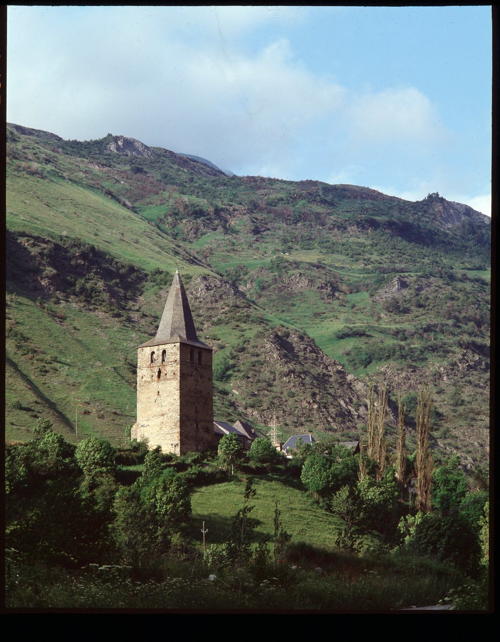 Kirkens klokketårn af Romanesque