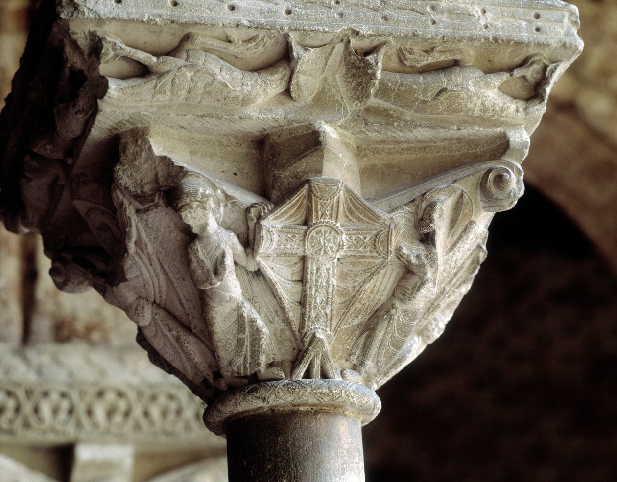 Kapital, der repræsenterer det herlige kors (skulptur af Romanesque