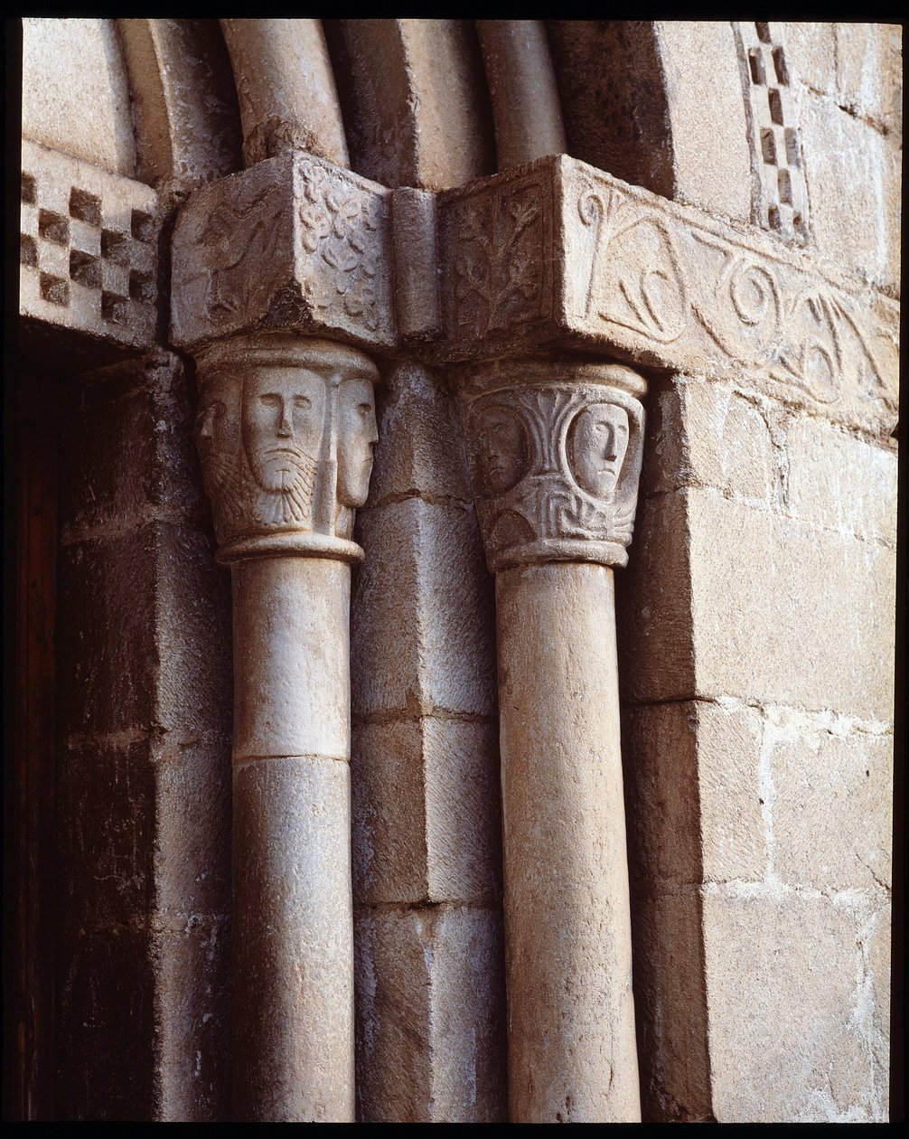 Kirkens hovedstæder af Romanesque