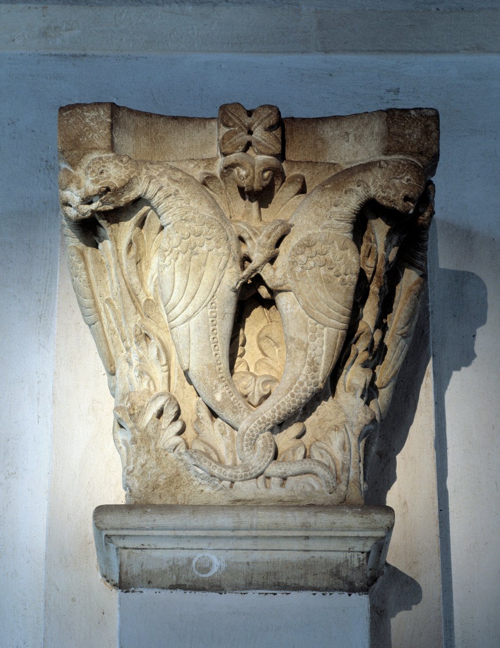Monstre, hovedstaden i koret (skulptur af Romanesque