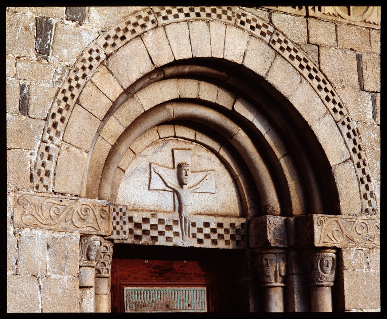 Kirkens tympanon af Romanesque