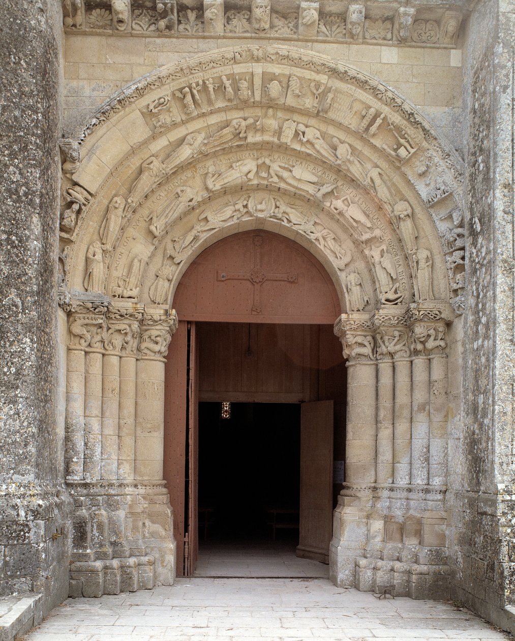 Udsigt over den centrale portal af Romanesque