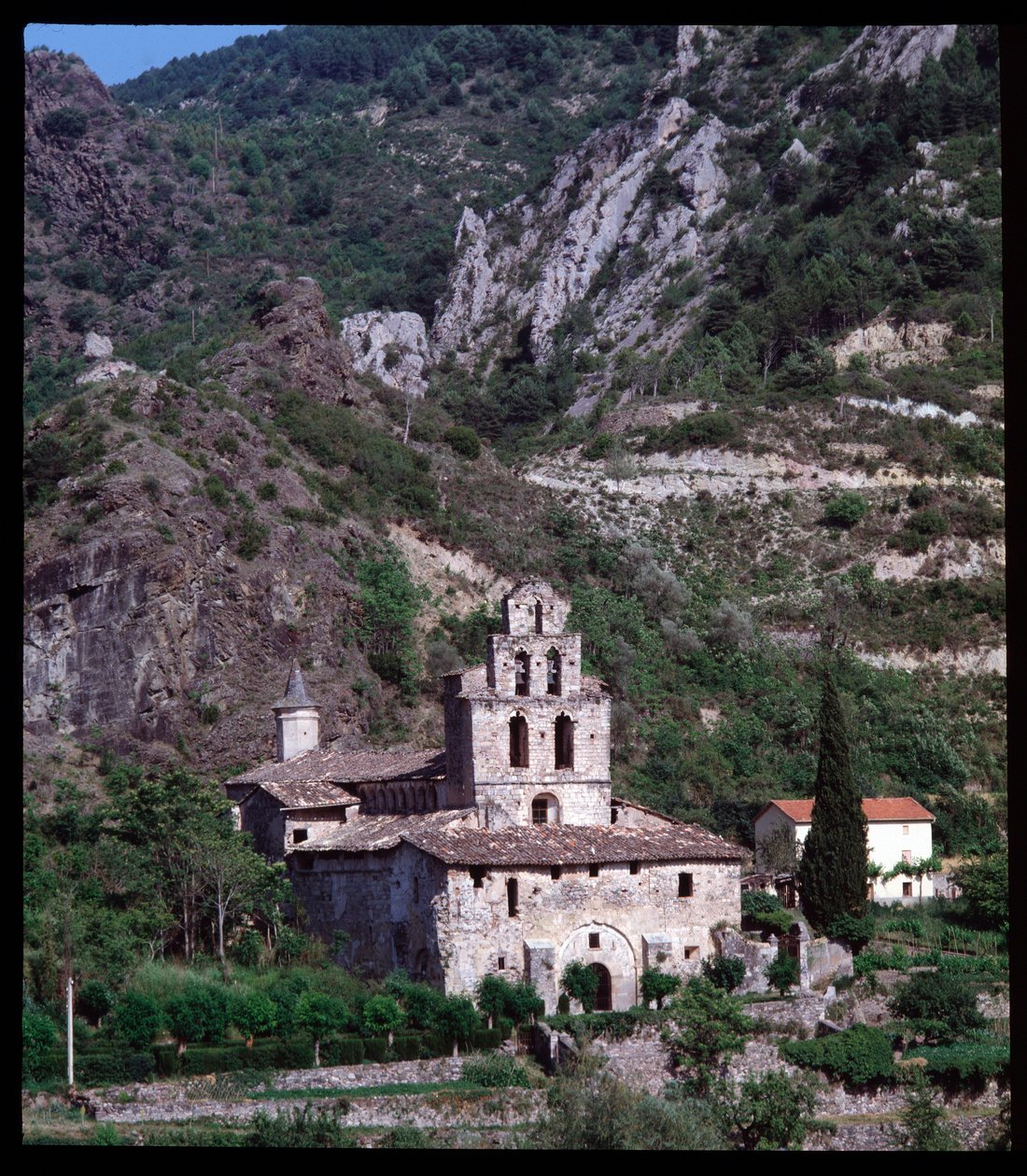Udsigt over kirken med klokketårn af Romanesque