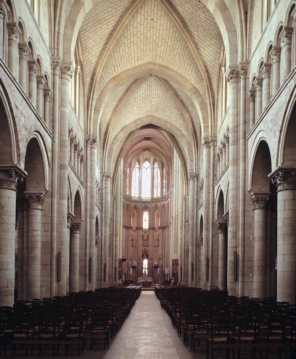 Udsigt over skibet af Romanesque