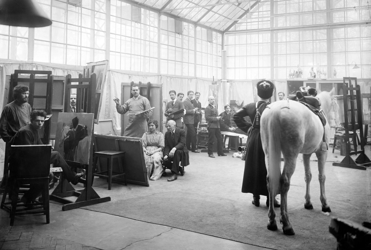 En kosak og hans hest poserer for kunststuderende i klassen af professor Semionovich-Samokish, specialist i militære temaer, Academy of Arts, St. Petersburg af Russian Photographer