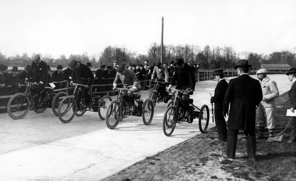 Deltagere i et motoriseret trehjulet cykelløb i Sankt Petersborg, ca. 1899 af Russian Photographer