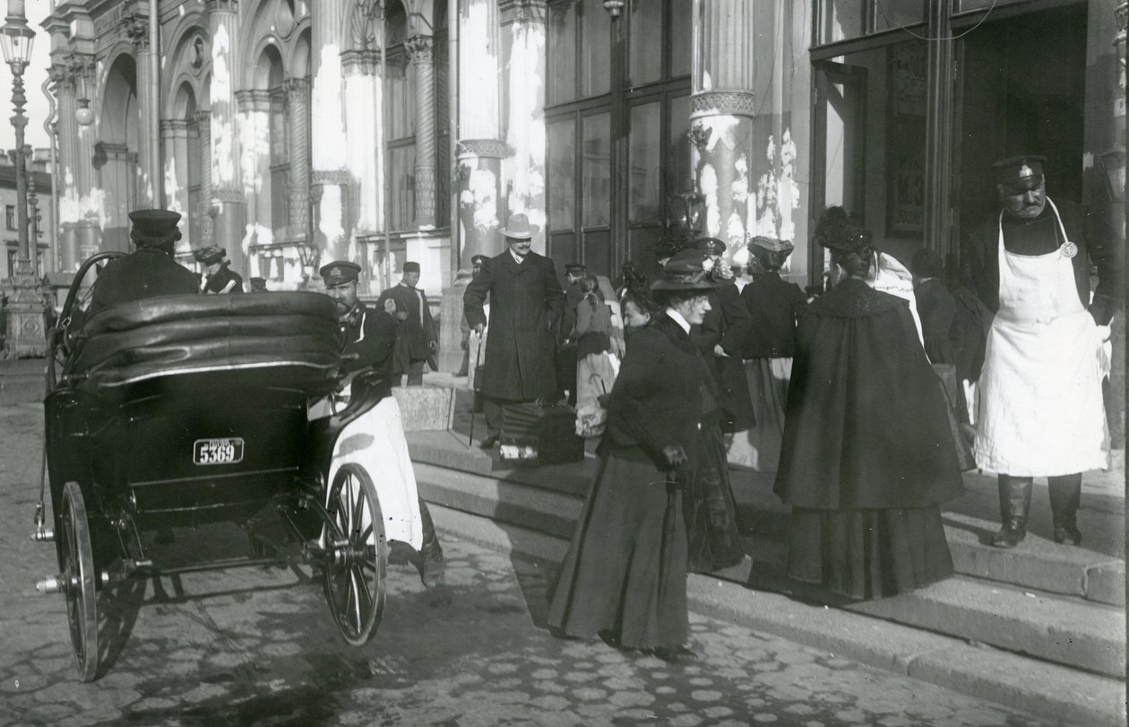 Portører og passagerer uden for Nicholas Railway Station, Nevsky Prospekt, Skt. Petersborg, ca. 1913 af Russian Photographer